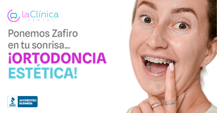 Mujer sonriendo con brackets de zafiro, destacando el texto "Ponemos Zafiro en tu sonrisa" y "¡ORTODONCIA ESTÉTICA!" de La Clínica Dental.