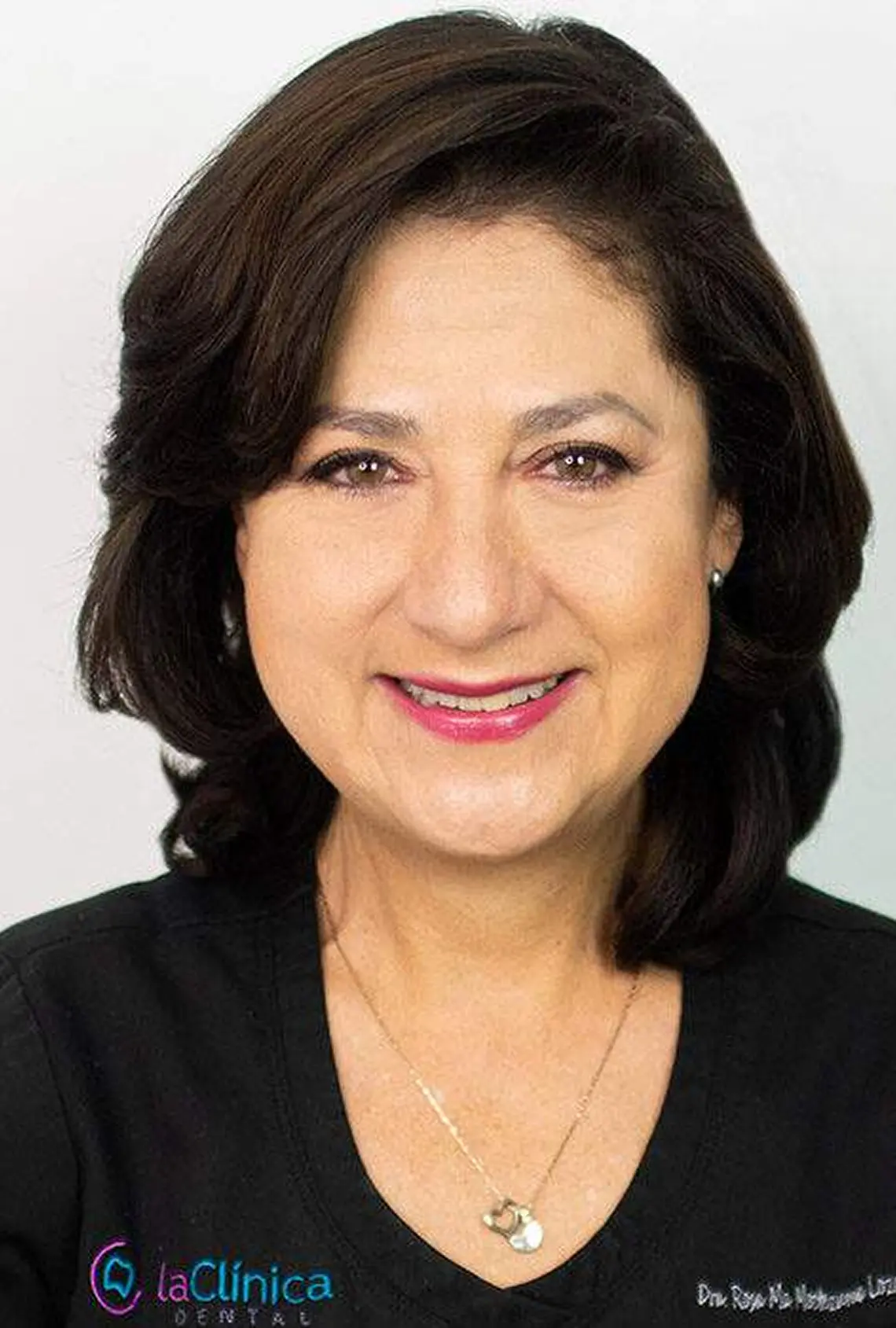 Dra. Rosa Ma. Moctezuma Lozano, especialista en odontología, sonriendo con uniforme de la clínica dental, destacando su experiencia y profesionalismo en tratamientos dentales.