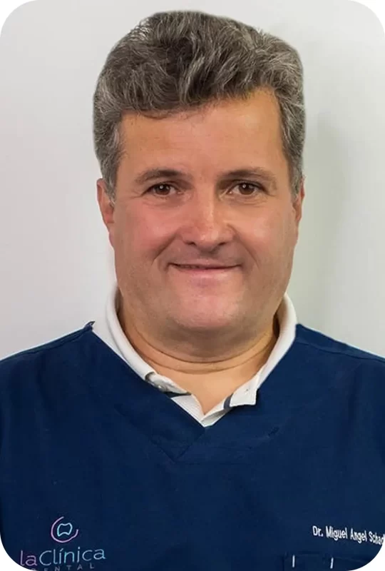 Dr. Miguel Angel S., especialista en endodoncia, con uniforme de La Clínica Dental.
