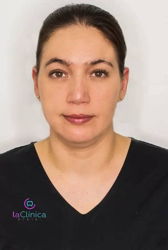 Mujer profesional de la salud dental en uniforme negro, representando a La Clínica Dental, especialista en cirugía maxilofacial.