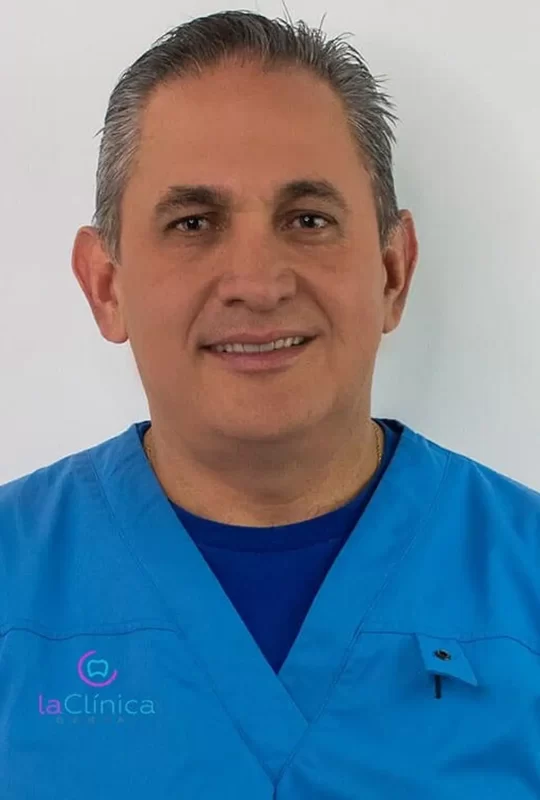 Dr. Juan Carlos V. en uniforme azul, especialista en implantología en La Clínica Dental.