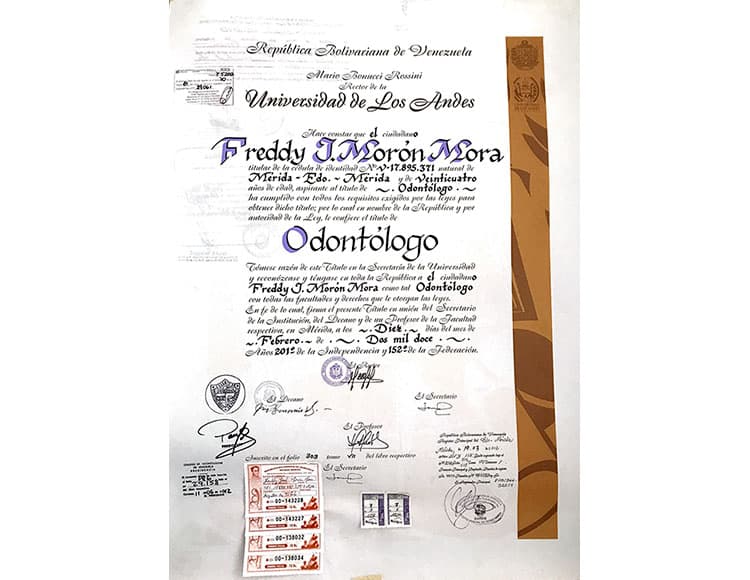 Certificado de Odontólogo de Freddy José Morón Mora, otorgado por la Universidad de Los Andes, Venezuela, con firmas y sellos oficiales.