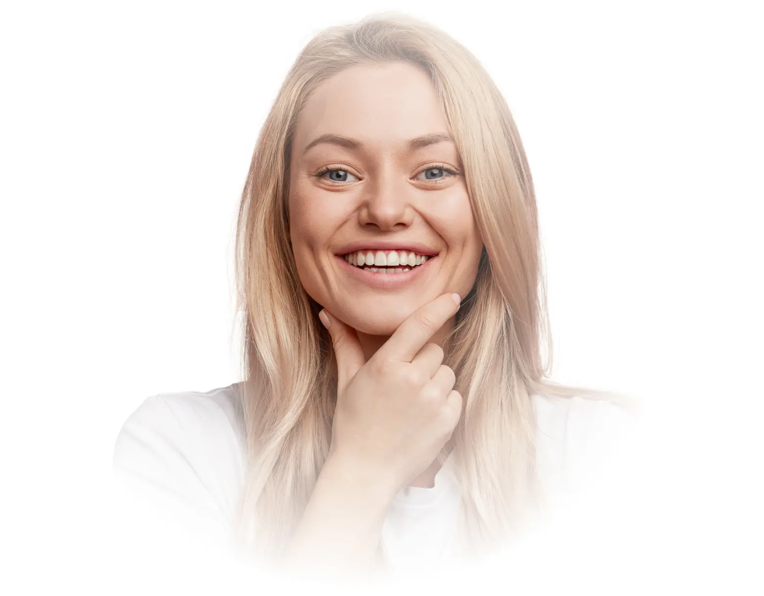 Mujer sonriendo con dientes blancos y alineados, mostrando una sonrisa saludable, representando los beneficios de las carillas dentales.
