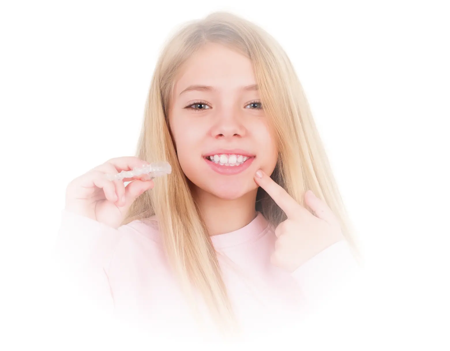 Niña sonriendo y mostrando alineador transparente, destacando opciones de ortodoncia discreta en La Clínica Dental.