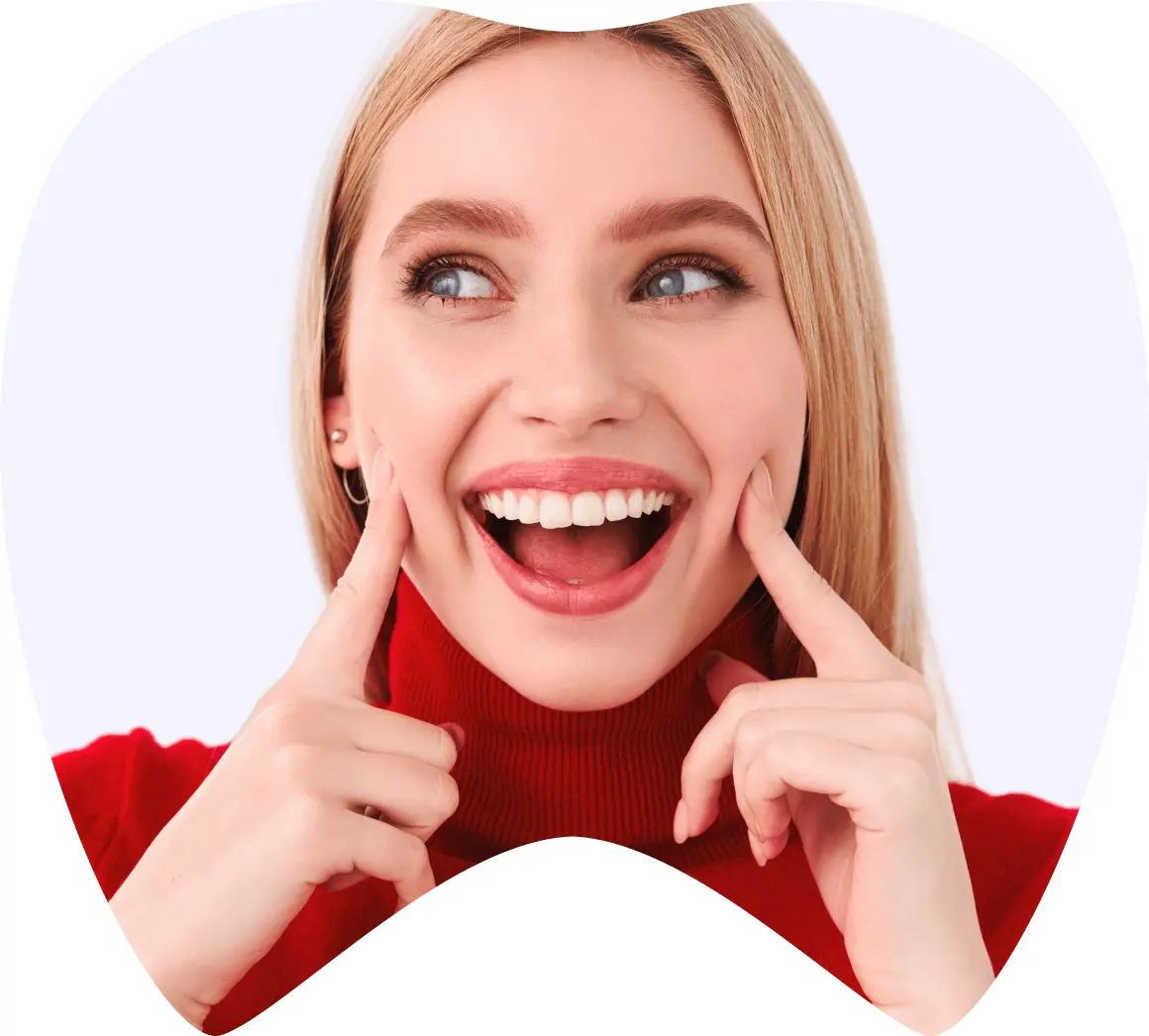 Mujer sonriente con dientes blancos y alineados, mostrando satisfacción con su sonrisa, destacando la estética dental y la confianza en el tratamiento de carillas.