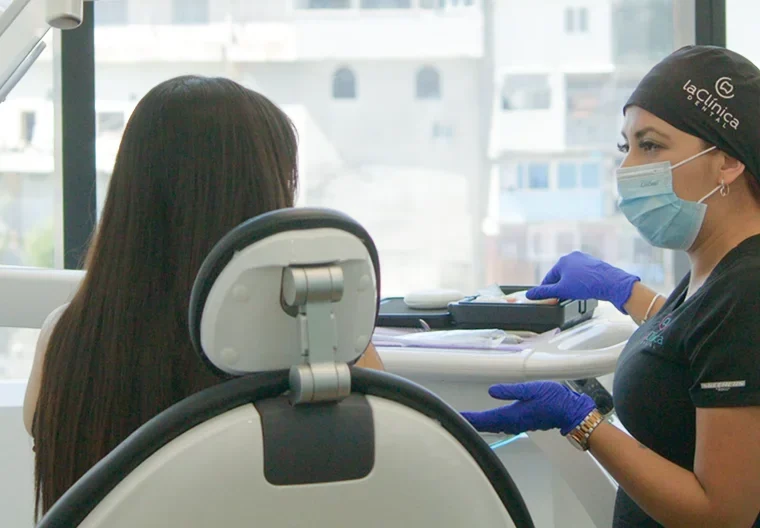 Mujer en consulta dental en La Clínica Dental, CDMX, recibiendo atención personalizada de especialista con equipo moderno y enfoque en rehabilitación dental.