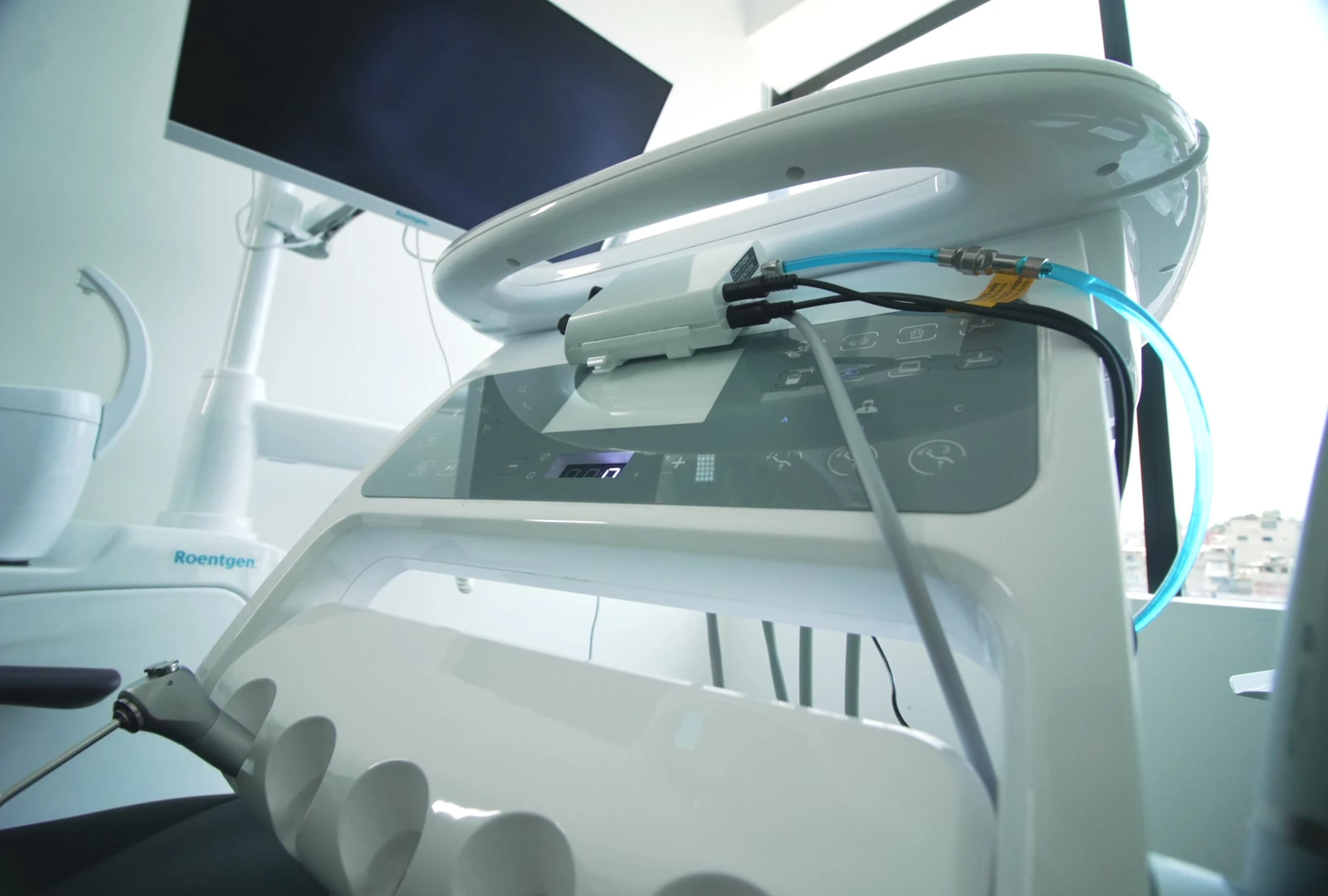 Equipo dental moderno con pantalla digital, mangueras conectadas y diseño ergonómico, utilizado en cirugía guiada y planificación 3D en La Clínica Dental.